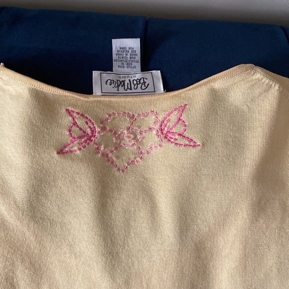 Yellow sweater with pink details - Picture 2 of 2